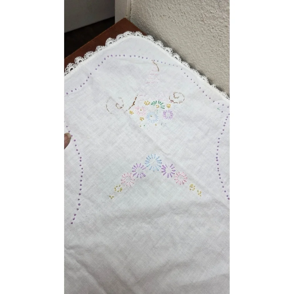 Unbranded Vintage Embroidered Floral Tablecloth White Lace Trim Cottagecore